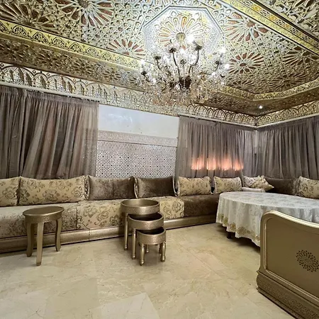 De Luxe Hotel *